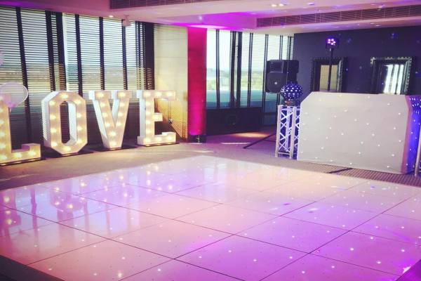 17 Questions Essentielles à Poser à Votre DJ de Mariage Avant de Le Recruter