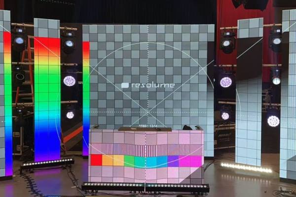 Fête24 livre une cabine DJ LED personnalisée et une production technique complète pour un événement privé à Cannes