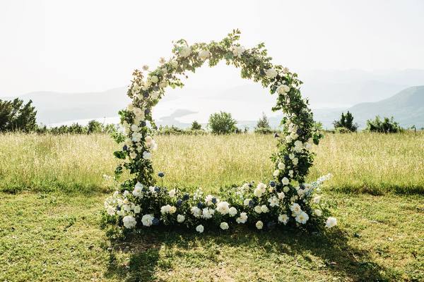 Comment Décorez-Vous une Arche de Mariage?
