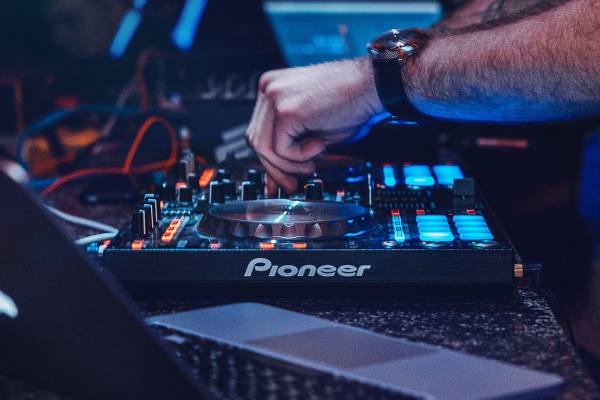 Combien Coûte la Location d'un DJ de Mariage en France?
