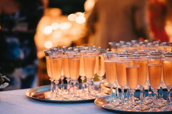 Comment Planifier Votre Playlist pour l'Heure du Cocktail