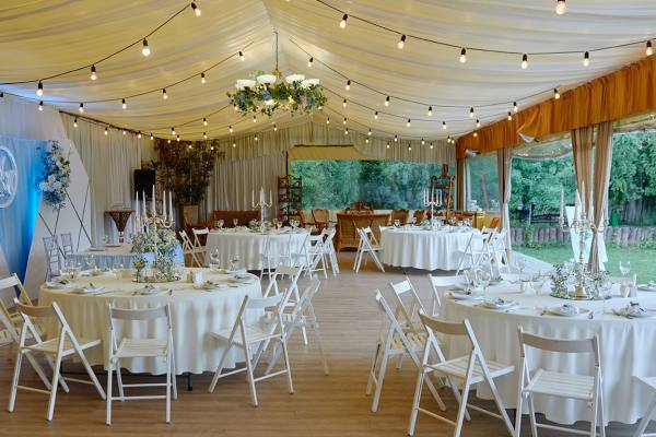 De Quelle Taille de Chapiteau Ai-Je Besoin pour un Mariage avec 100 Invités?