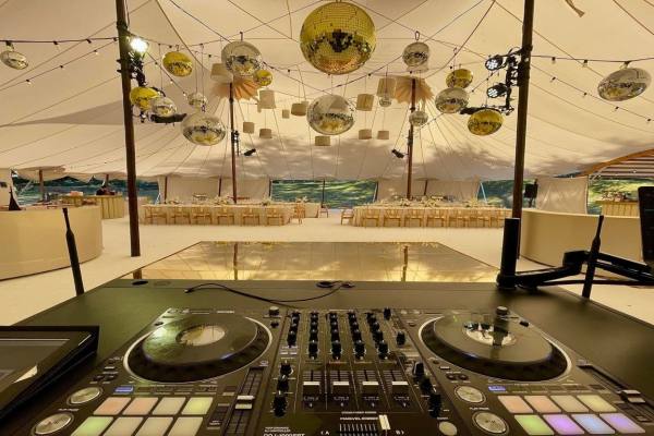 Pourquoi Votre DJ de Mariage Pourrait Être L'Élément Le Plus Important De Votre Mariage