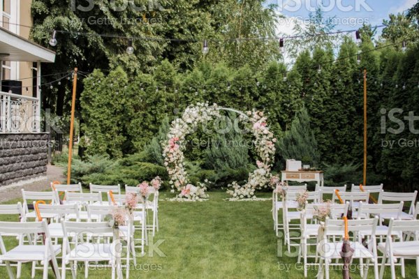 How Do You Decorate a Wedding Arch?