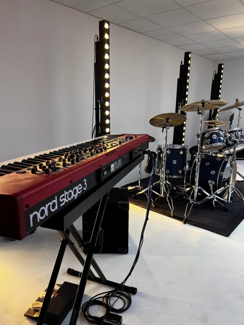 Electric Keyboards & Pianos