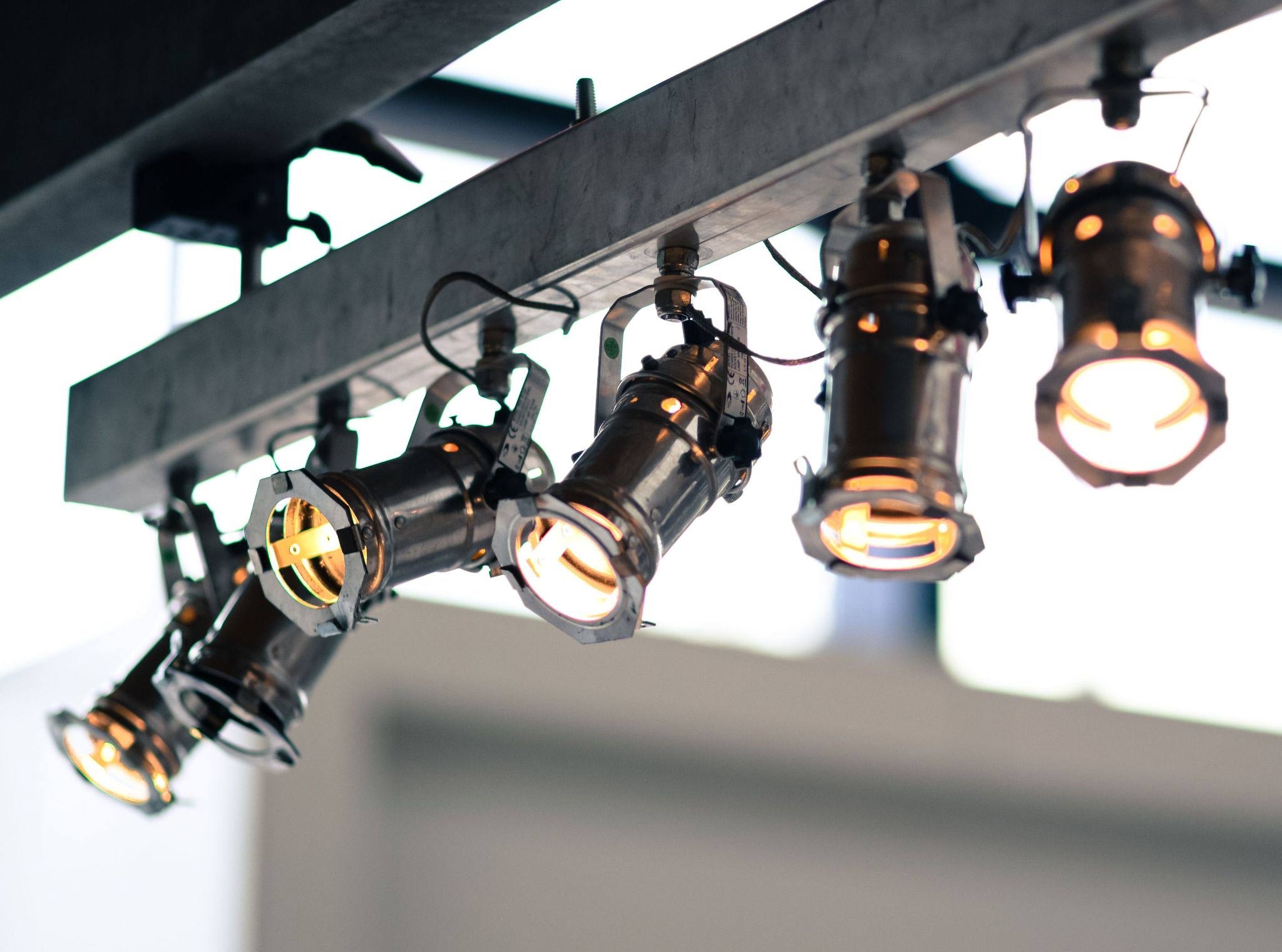 corporate event lighting recommendations according to guest numbers