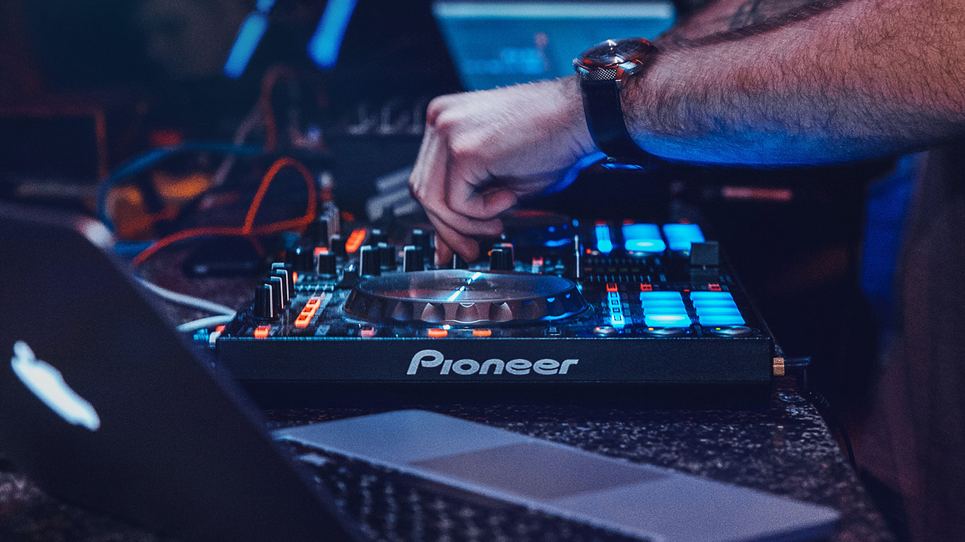 How Much Does it Cost to Hire a Wedding DJ in France? Event Services