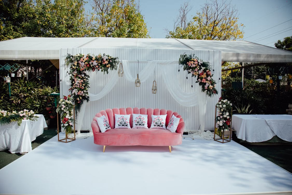 choosing the right wedding stage for an elegant outdoor ceremony