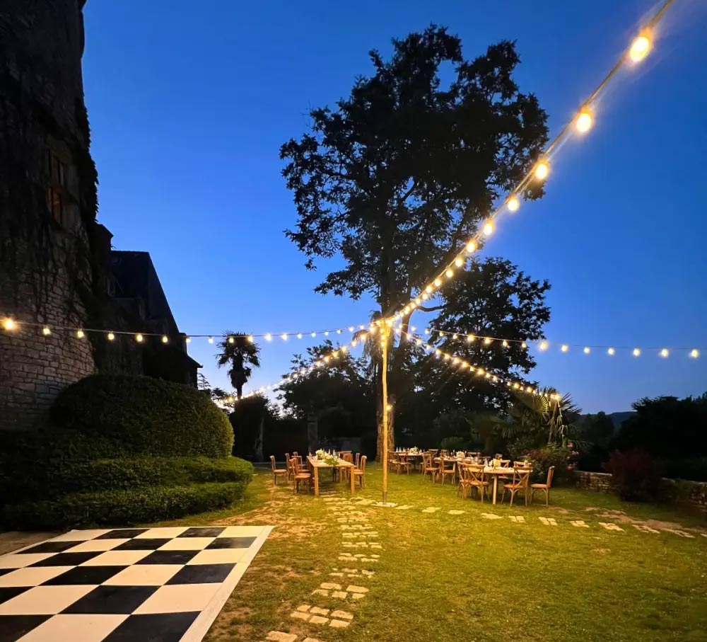 guirlandes et lumi&egrave;res f&eacute;eriques pour un mariage